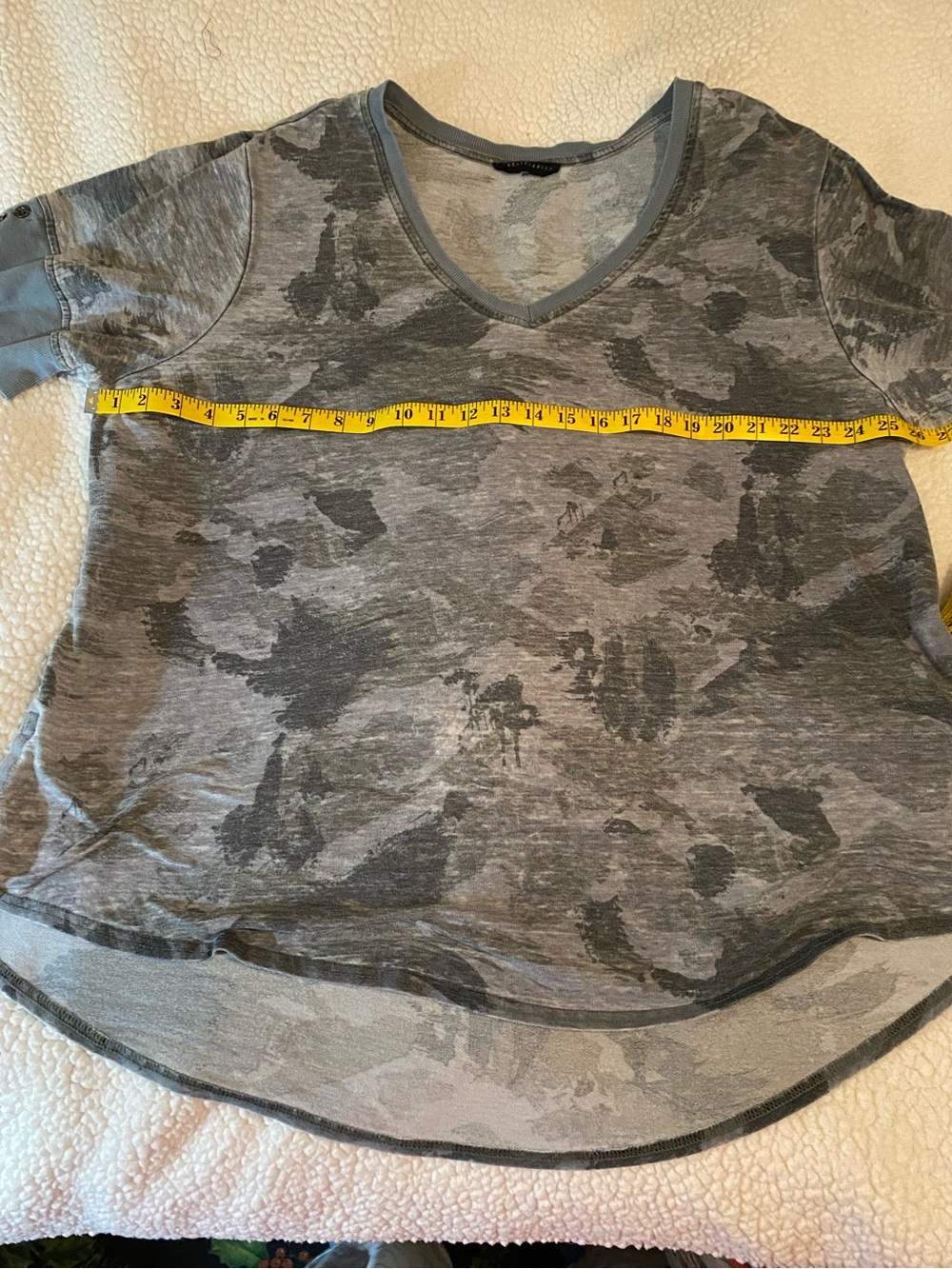 Jane + Delancey  v neck in Short Sleeve Womens Tee in Gray Camo